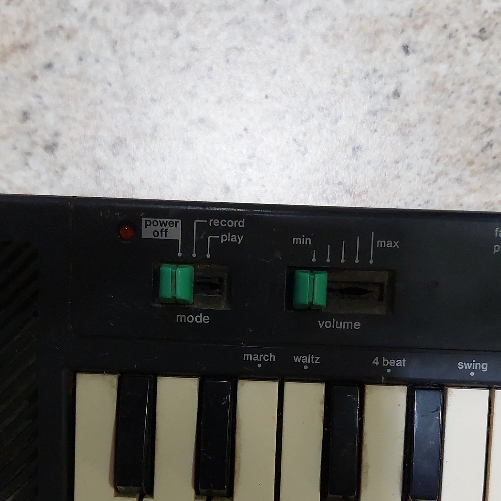 Casio PT-10 Keyboard with Black and White Keys - Picture 8 of 14